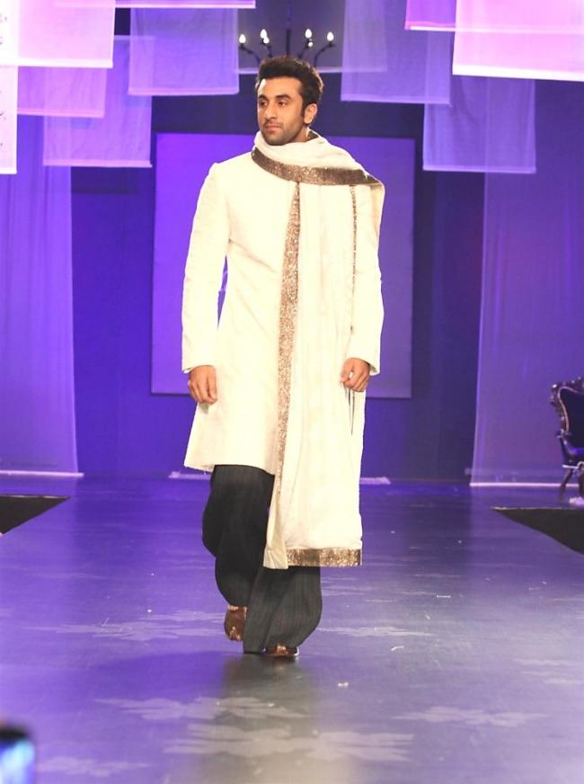 Lakme Fashion Week 2015  Ranbir Kapoor walks as the SHOWSTOPPER! 